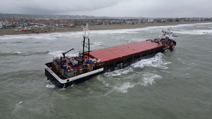 Sakarya'da Karaya Oturan Gemideki 8 Mürettebat Kurtarıldı