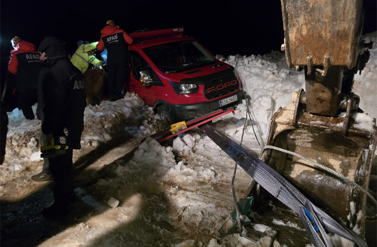 Trovit Yaylası yolunda çığ: Araçlar mahsur kaldı, ekipler kurtardı
