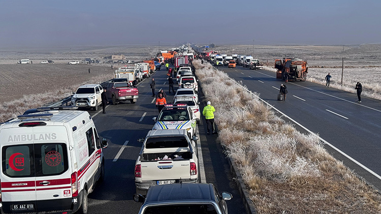 İki ayrı zincirleme trafik kazasında 1 kişi öldü, 51 kişi yaralandı